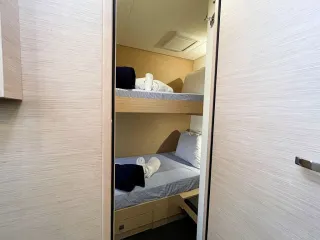 Port bunk cabin